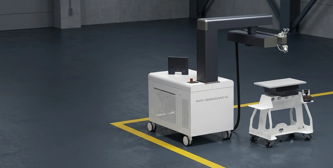 Sineo Light mobile Nd:YAG Laserschweißanlage in Werkstatt mit gelber Bodenmarkierung Sineo Light mobile Nd:YAG Laserschweißanlage in Werkstatt mit gelber Bodenmarkierung