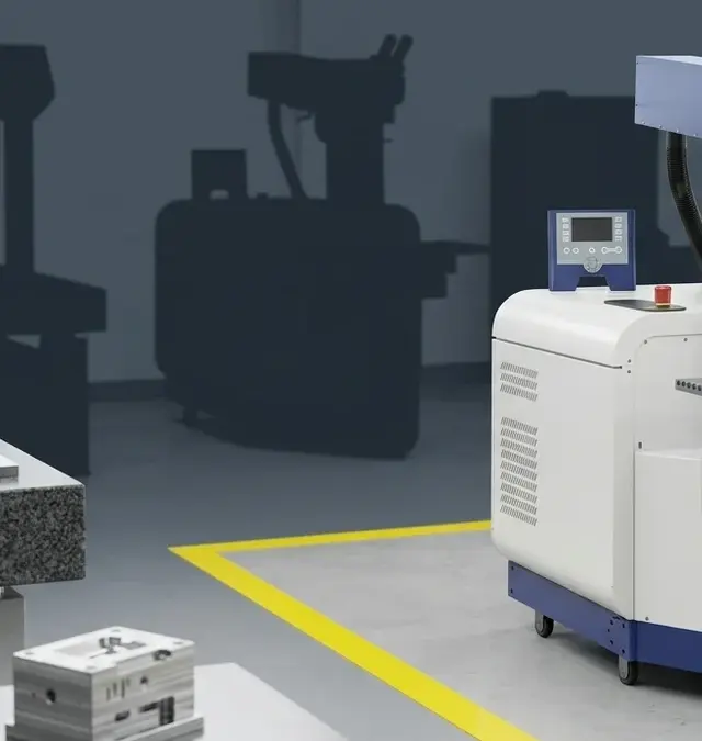 Máquina laser Nd:YAG estacionária ao lado de uma mesa de medição com peça de molde para reparação Máquina laser Nd:YAG estacionária ao lado de uma mesa de medição com peça de molde para reparação