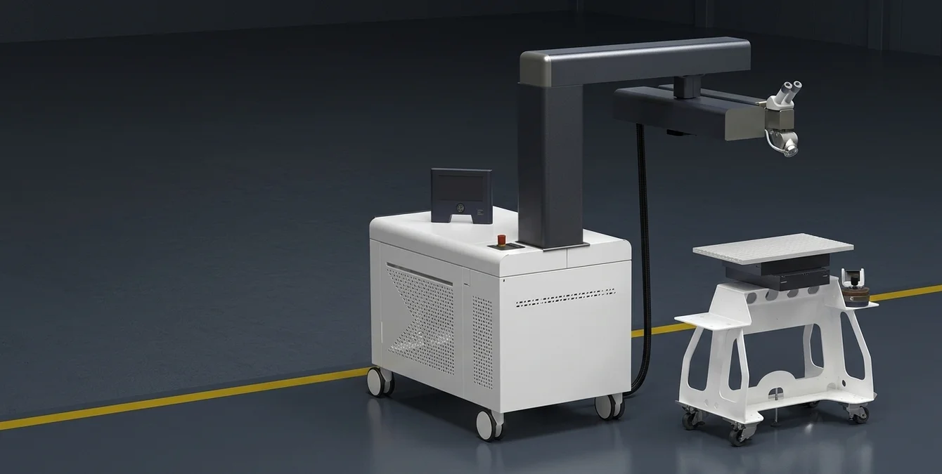 Sistema móvel de soldadura laser Sineo Light numa oficina industrial escura com linha amarela no chão Sistema móvel de soldadura laser Sineo Light numa oficina industrial escura com linha amarela no chão