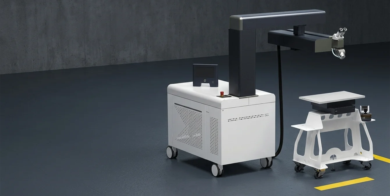 Máquina móvel de soldadura laser Sineo Light numa oficina industrial escura, com linha amarela no chão Máquina móvel de soldadura laser Sineo Light numa oficina industrial escura, com linha amarela no chão