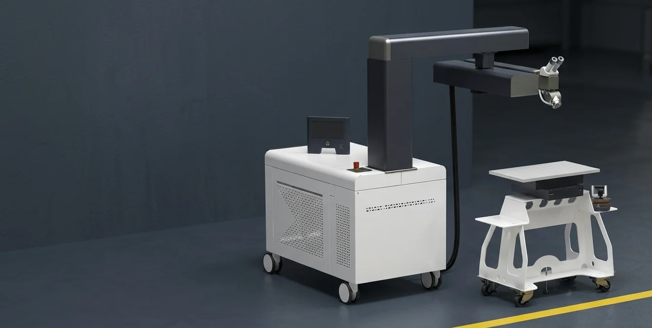 Máquina móvel Sineo Light posicionada numa baía industrial escura, com linha amarela no chão Máquina móvel Sineo Light posicionada numa baía industrial escura, com linha amarela no chão